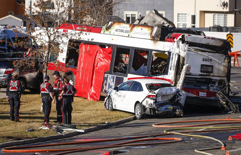 Причината за огнената автобусна катастрофа в Калгари, при която загинаха 3 пътници, 16 бяха ранени, се разследва