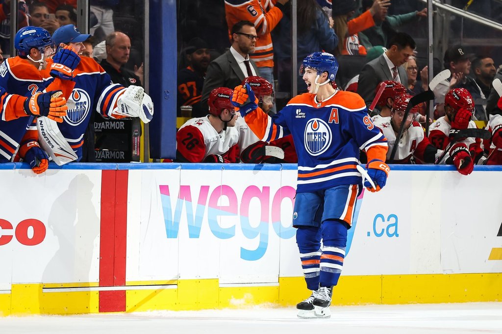 Nugent-Hopkins се завръща като Oilers на върха на Hurricanes