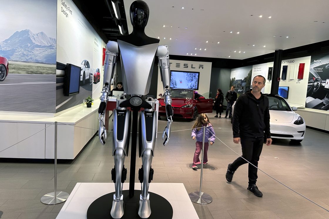 Tesla намалява плановете за разходи за AI и роботика преди потенциална сделка със SpaceX