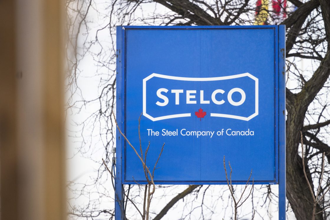 Stelco отблъсква Отава на фона на заплахите от правни действия за съкращения