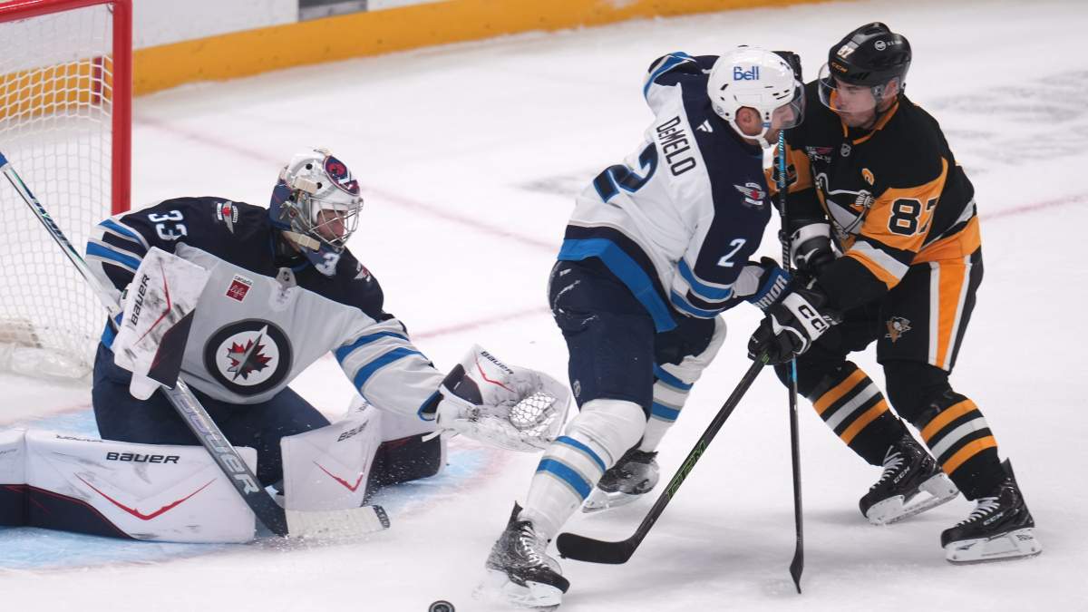 Winnipeg Jets survive chaotic third period to beat Penguins 3-2