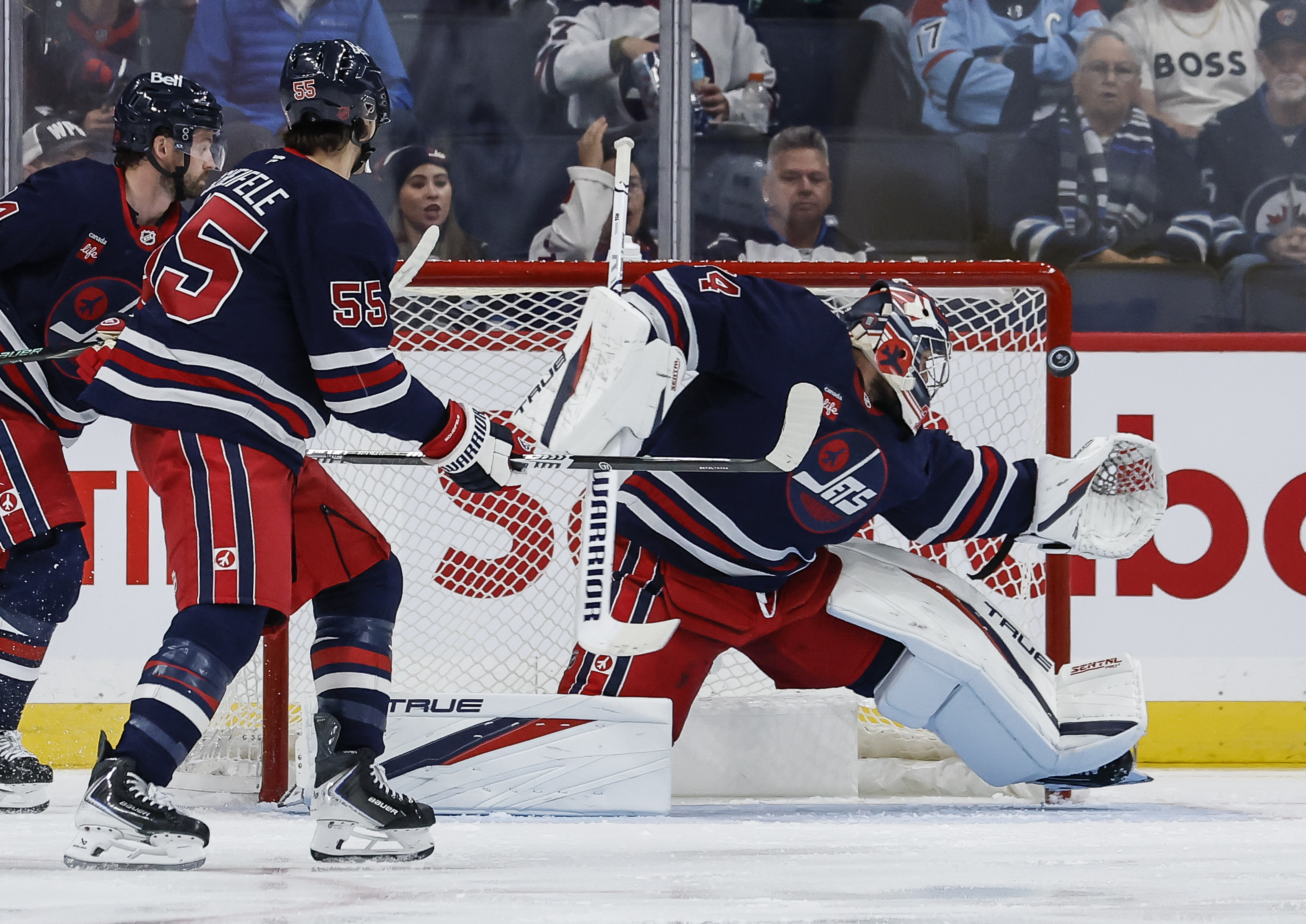 Късният гол на Конър издига Winnipeg Jets до победа с 3-2 над Avalanche