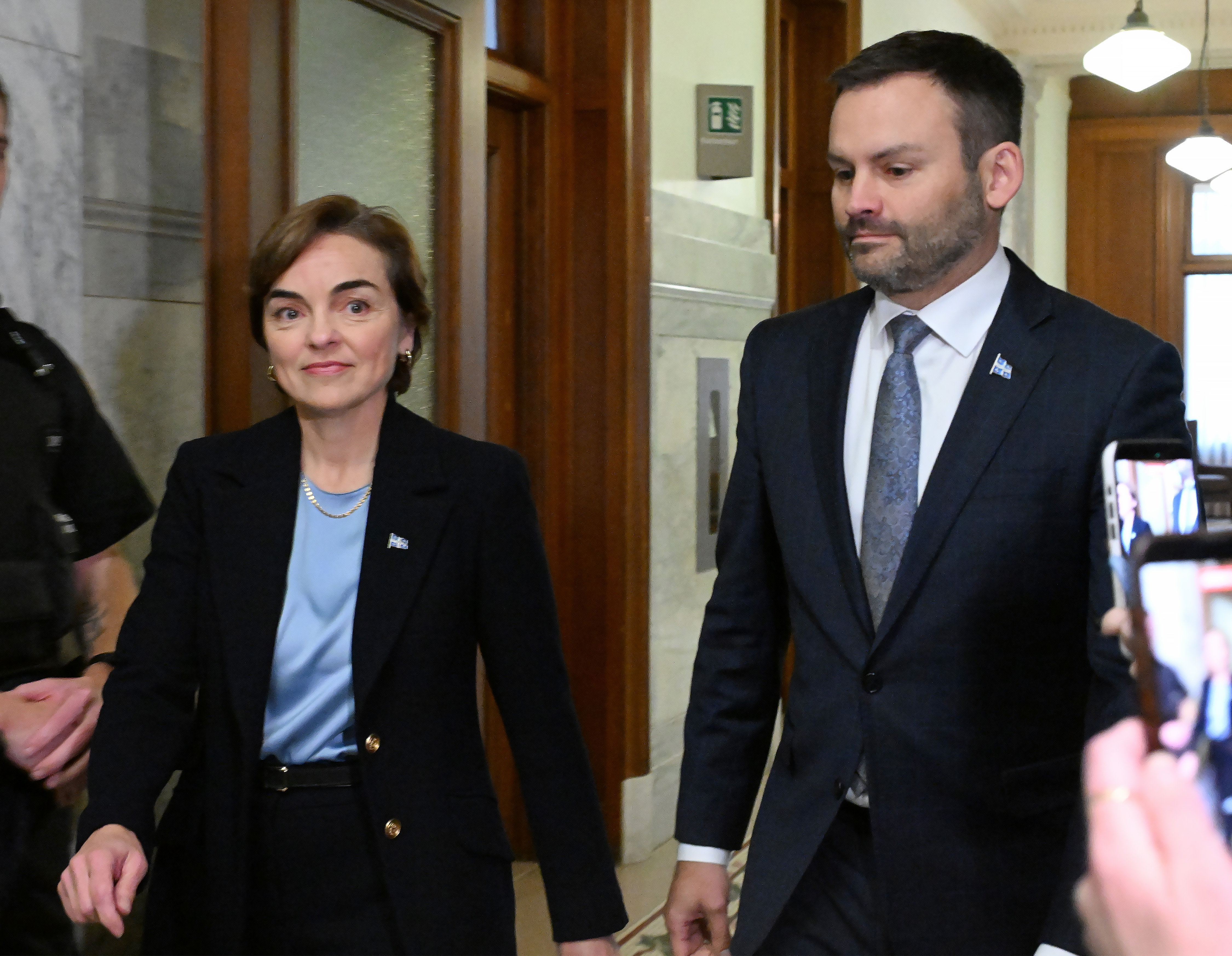 Входящите и напускащите премиери на Квебек се срещат, когато започва преходът на властта