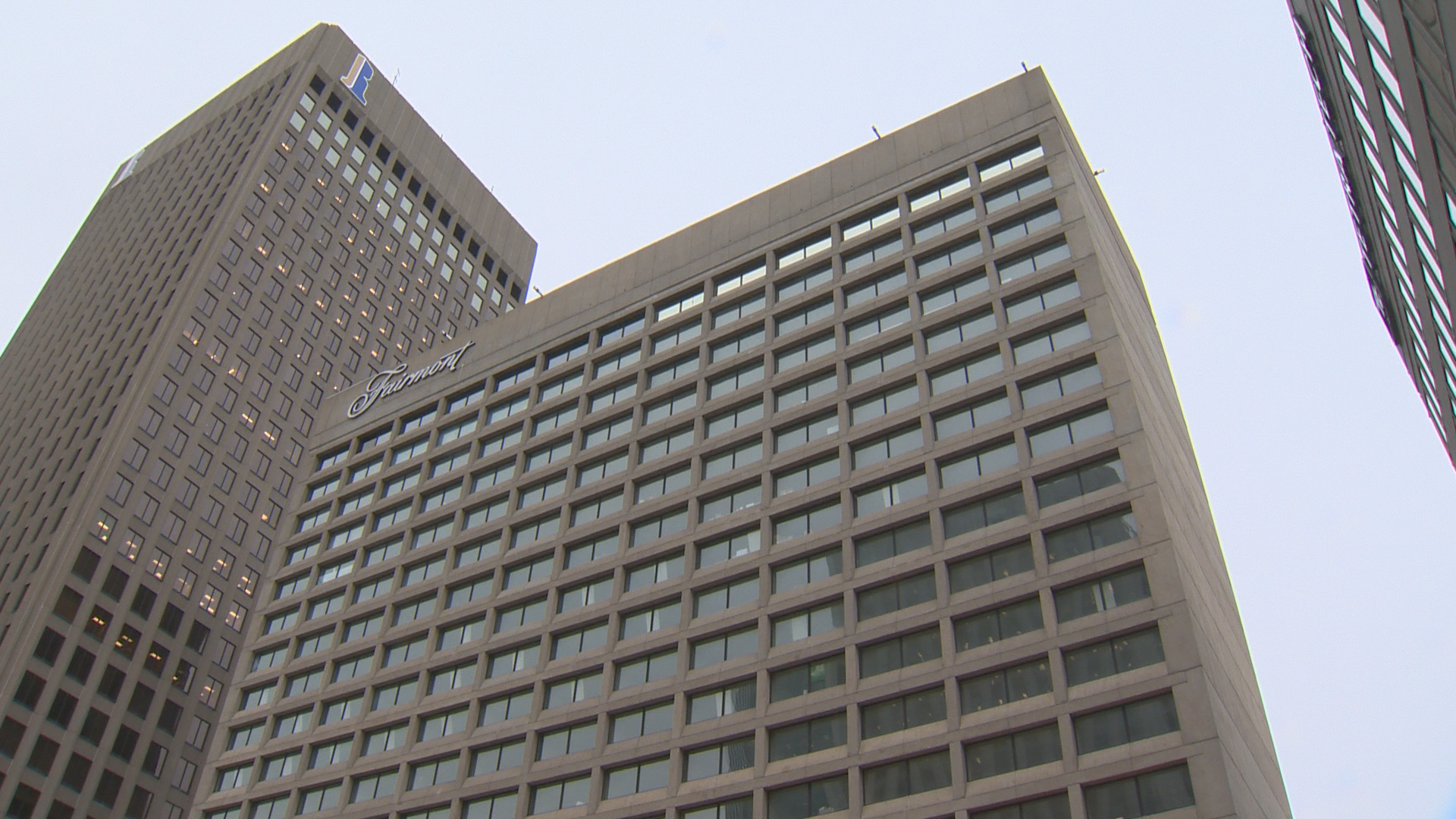 Човек почина след срутване на козирка на строителната площадка на хотел Fairmont