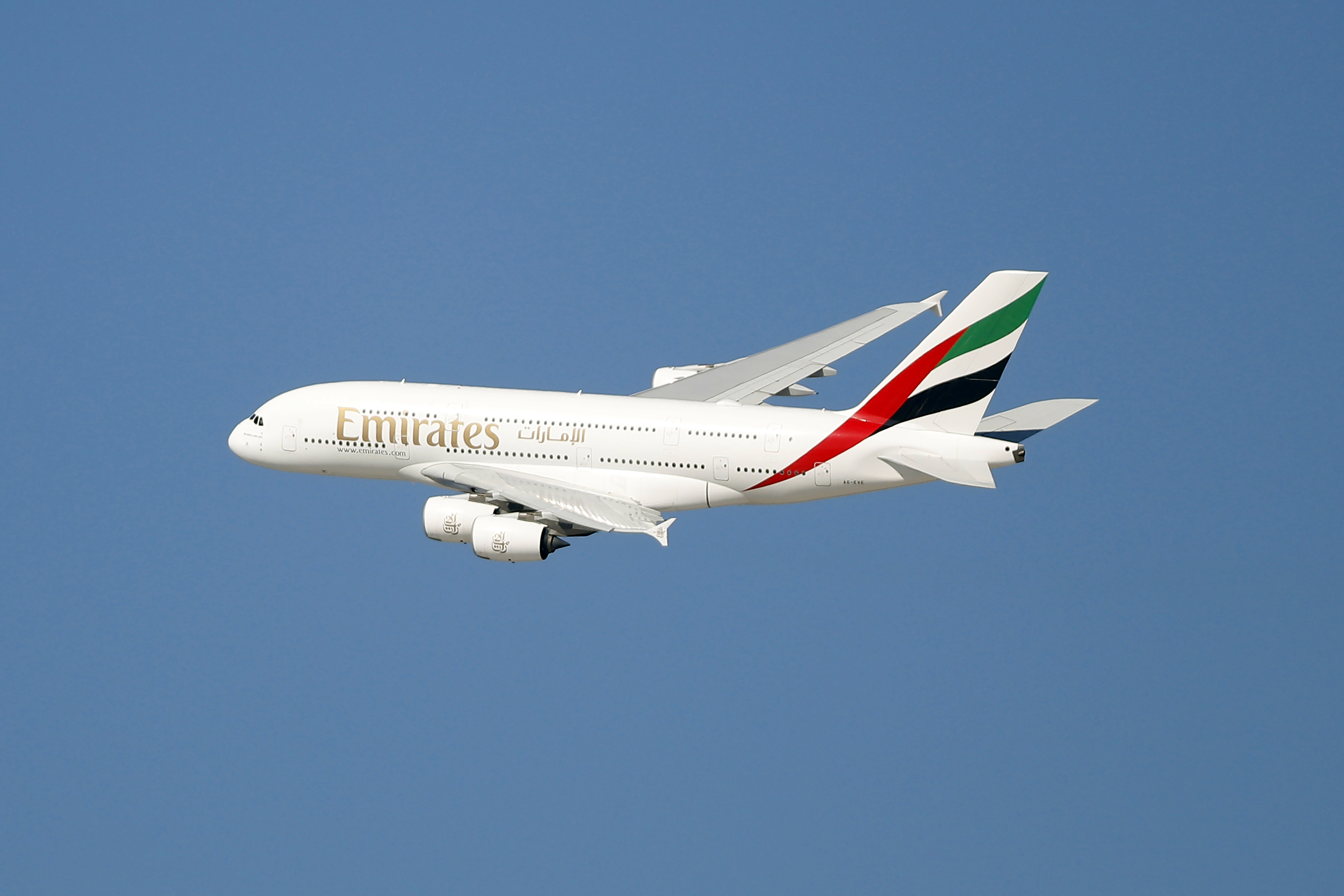 Струва ли си бизнес класата на Emirates? Летях 13 часа, за да разбера (плюс 8 продукта за пътуване, които ми помогнаха по пътя)