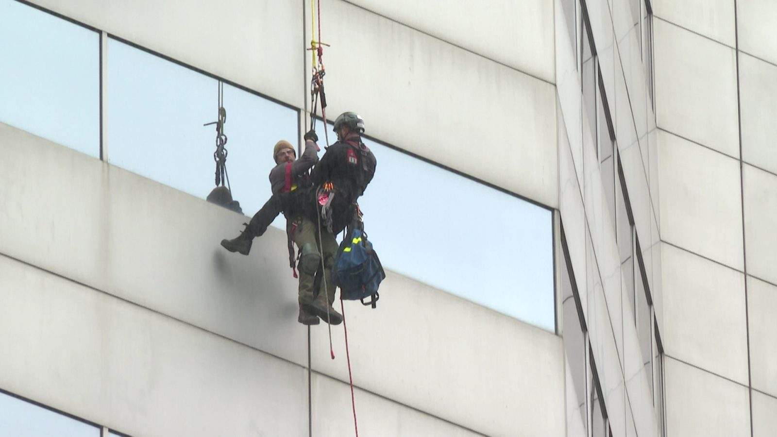 Workers rescued from Montreal highrise after platform malfunction