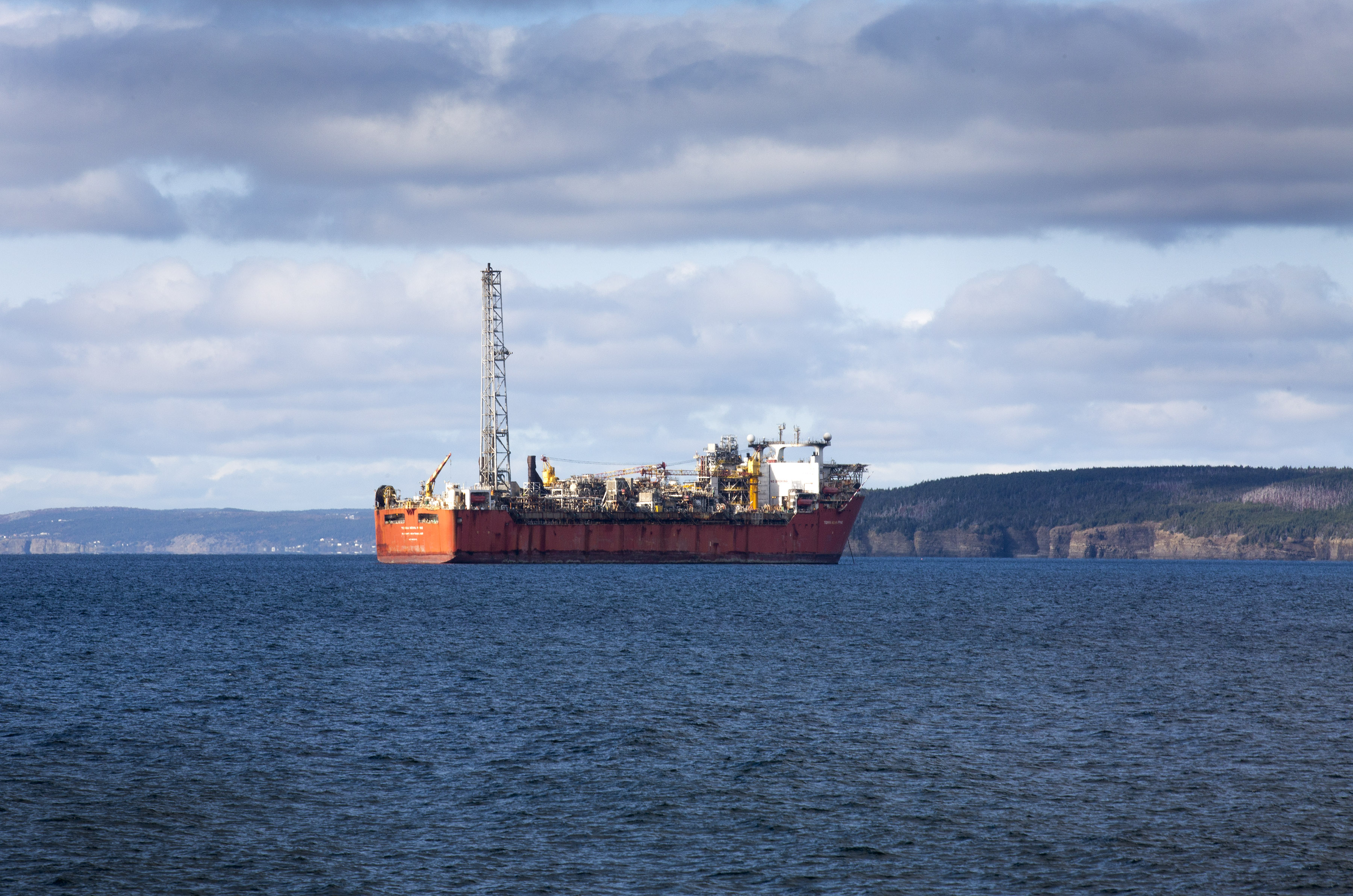 Suncor продава N.L. офшорни активи, друг гигант от нефтени пясъци натрупва холдинги в Алберта