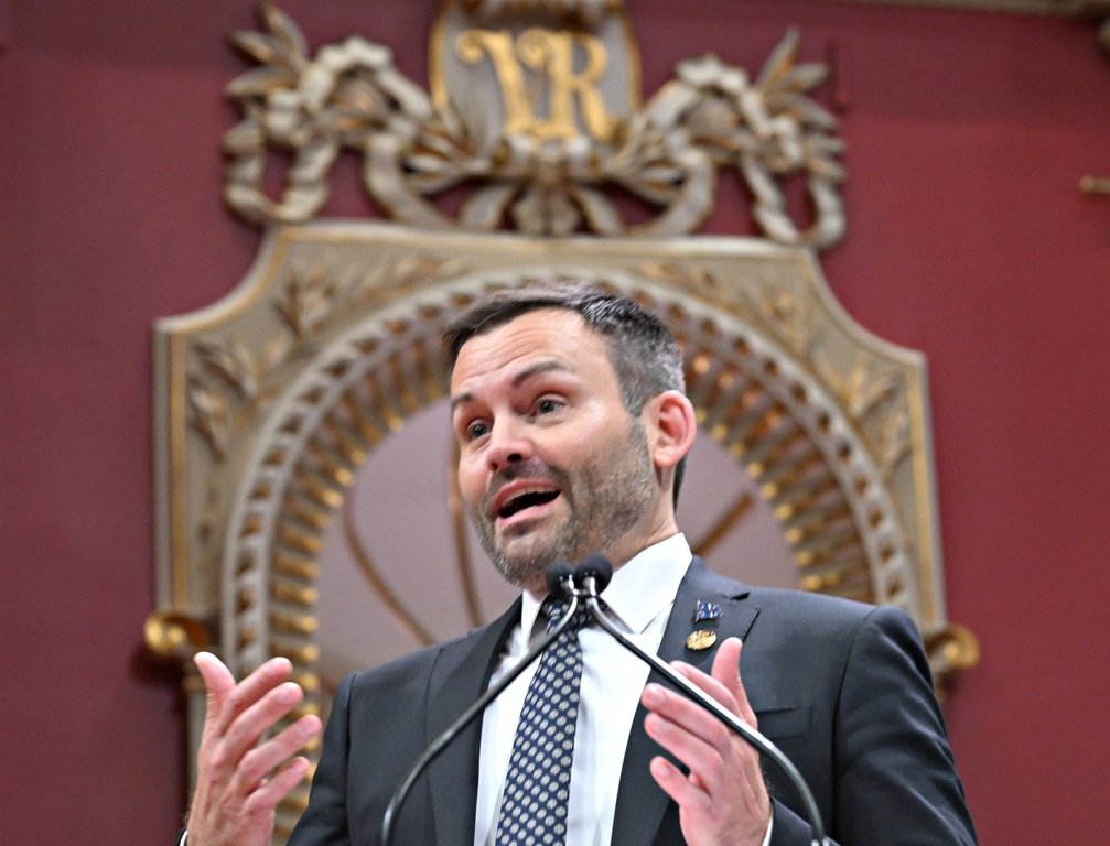 Проучване сочи, че обещанието за референдум на PQ коства мнозинството на партията, тъй като гласуването в Алберта подхранва дебата за суверенитета