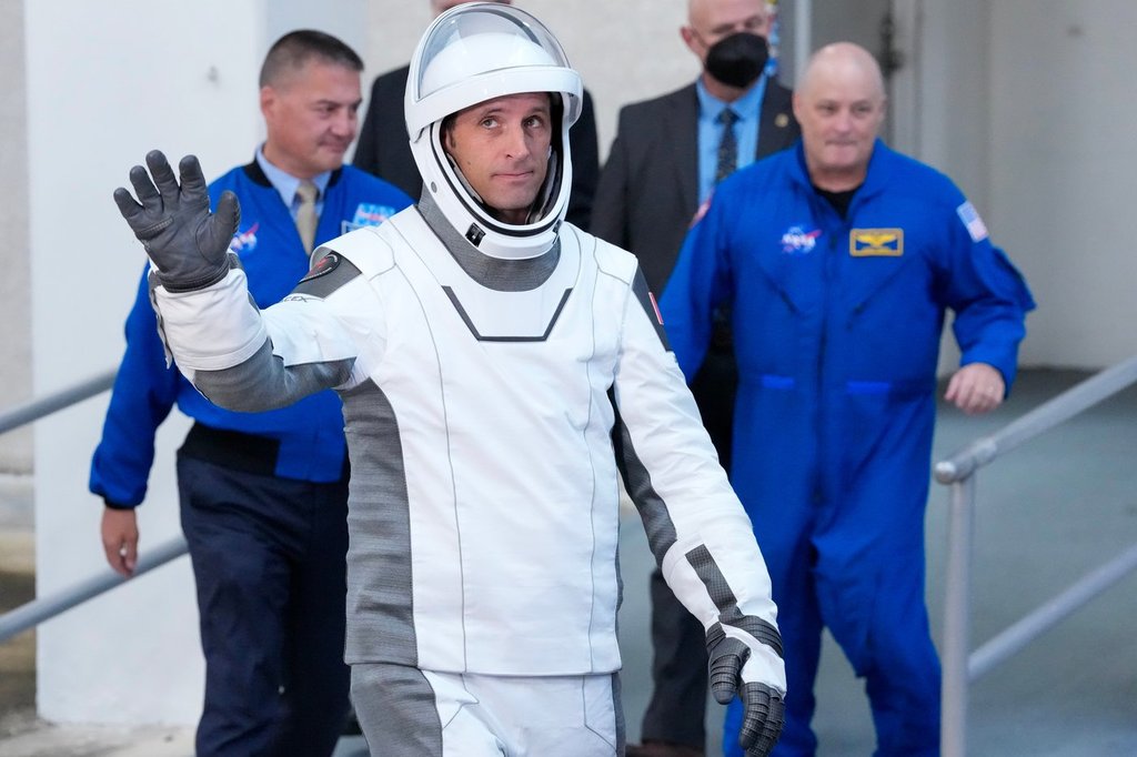 Канадски астронавт достигна Международната космическа станция за шестмесечна мисия