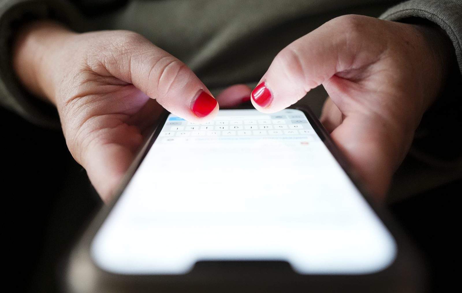 Screen time limits not enough to tackle problematic social media use: experts