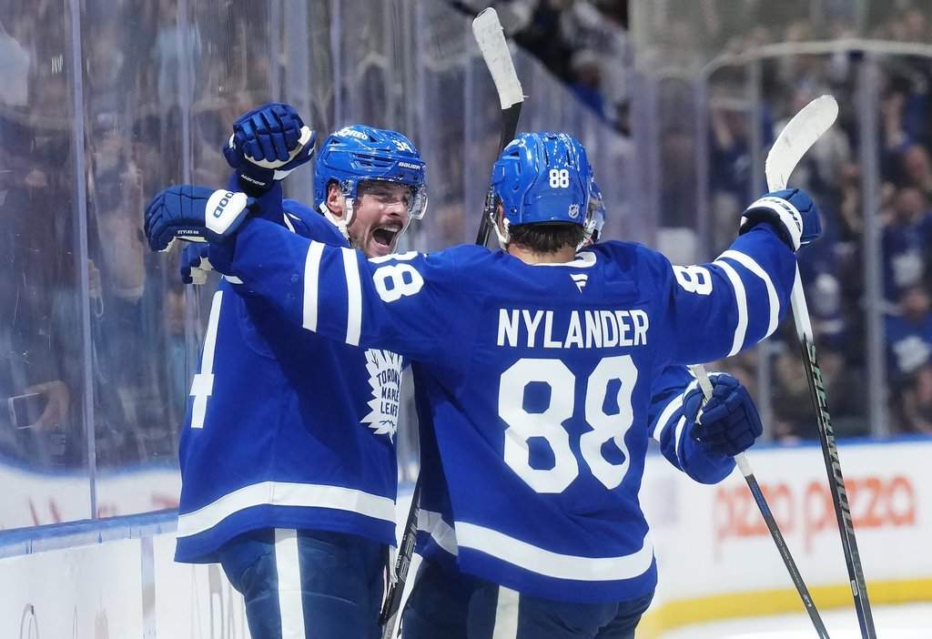 Matthews scores in OT, Leafs top Preds 5-4