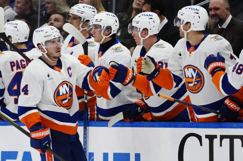 Horvat leads Islanders past Maple Leafs