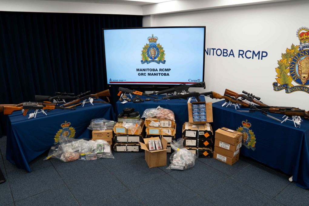 Двамата са обвинени след конфискуване на 13 оръжия и 20 хиляди патрона: RCMP на Манитоба
