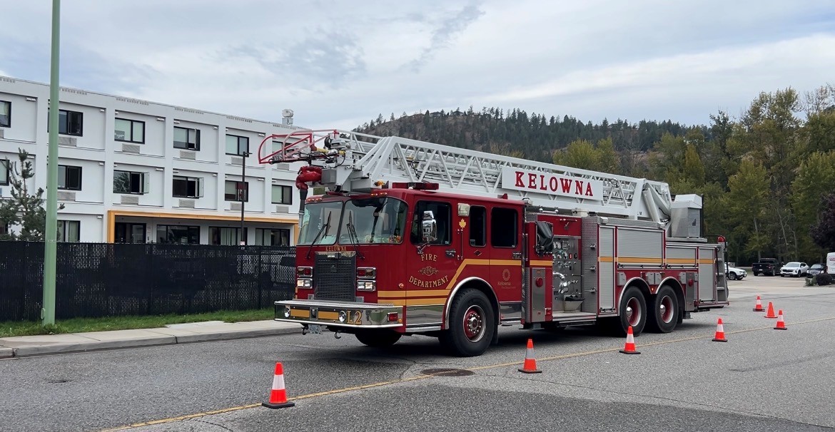 Пожар в поддържащ жилищен комплекс Kelowna предизвиква безпокойство сред близките фирми
