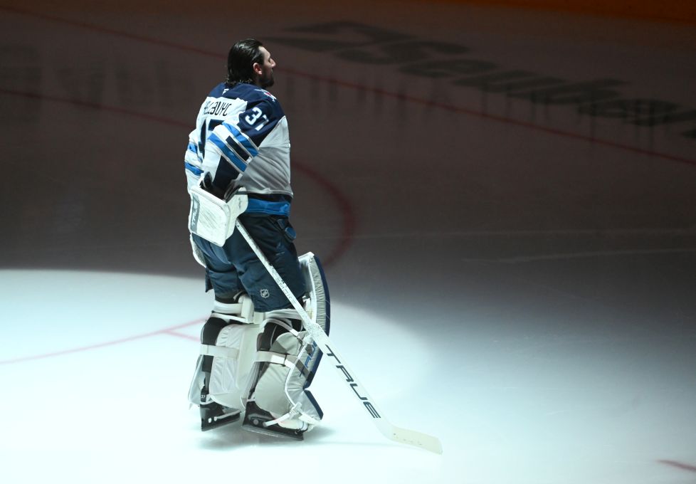 Фенът на Winnipeg Jets следи загубената заплата на Hellebuyck със „забавен, информативен“ сайт