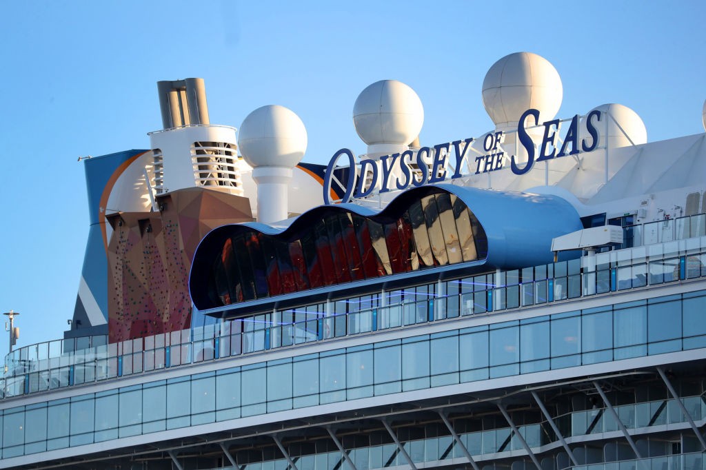 Пътник на круиз Royal Caribbean бе спасен 20 часа, след като падна зад борда
