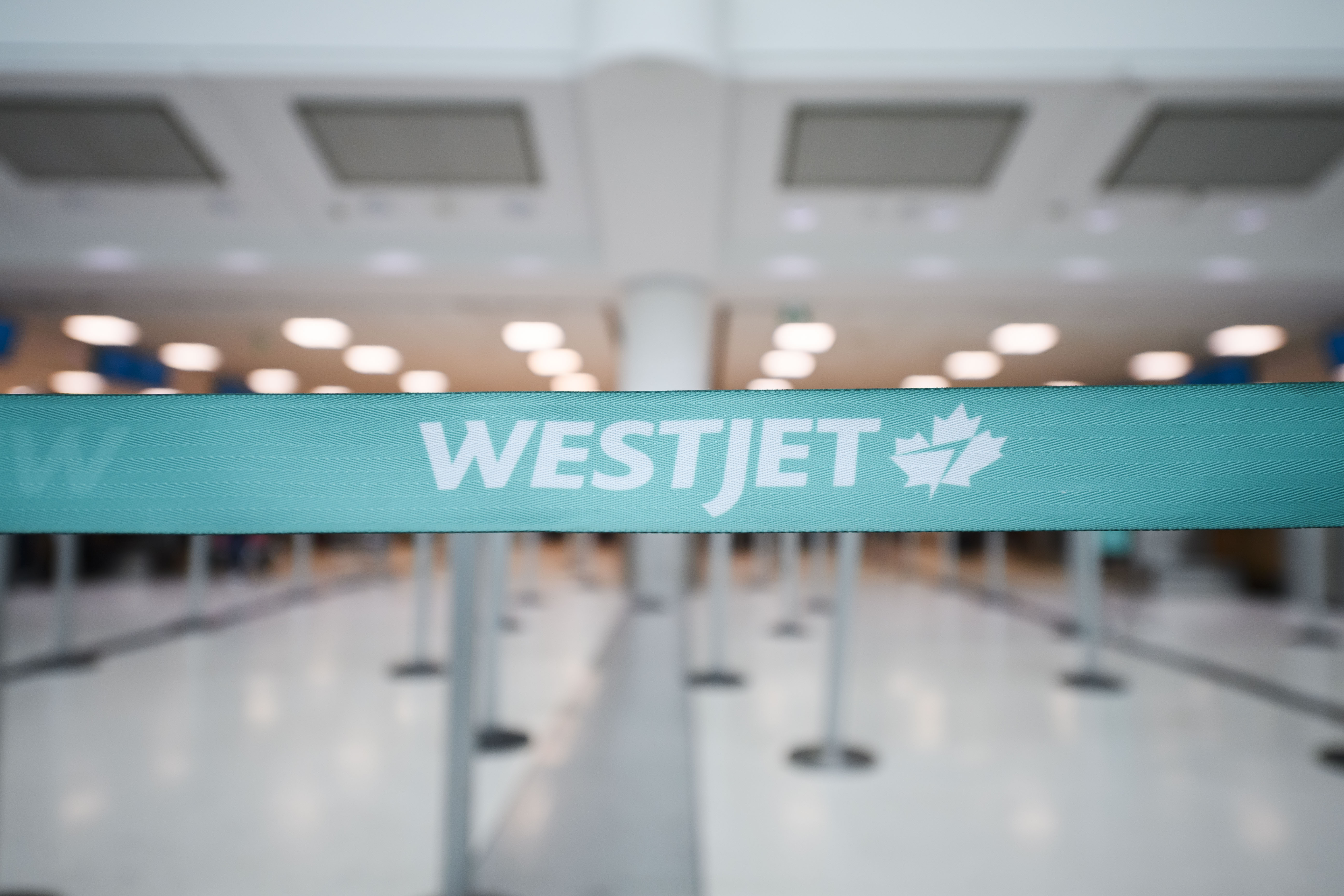 Празен самолет на WestJet и камион за кетъринг се сблъскаха на летището в Торонто Пиърсън